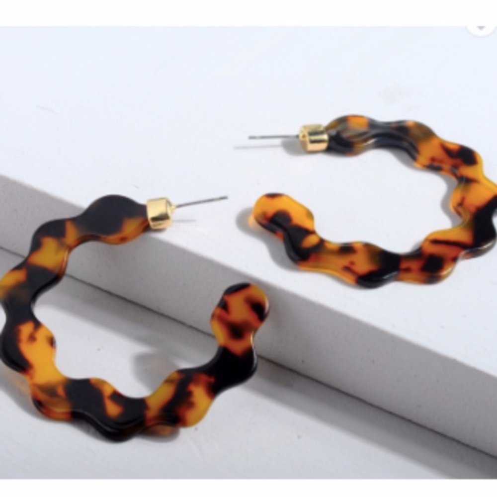 Brown Tortoise Shell Scallop Hoop Earrings